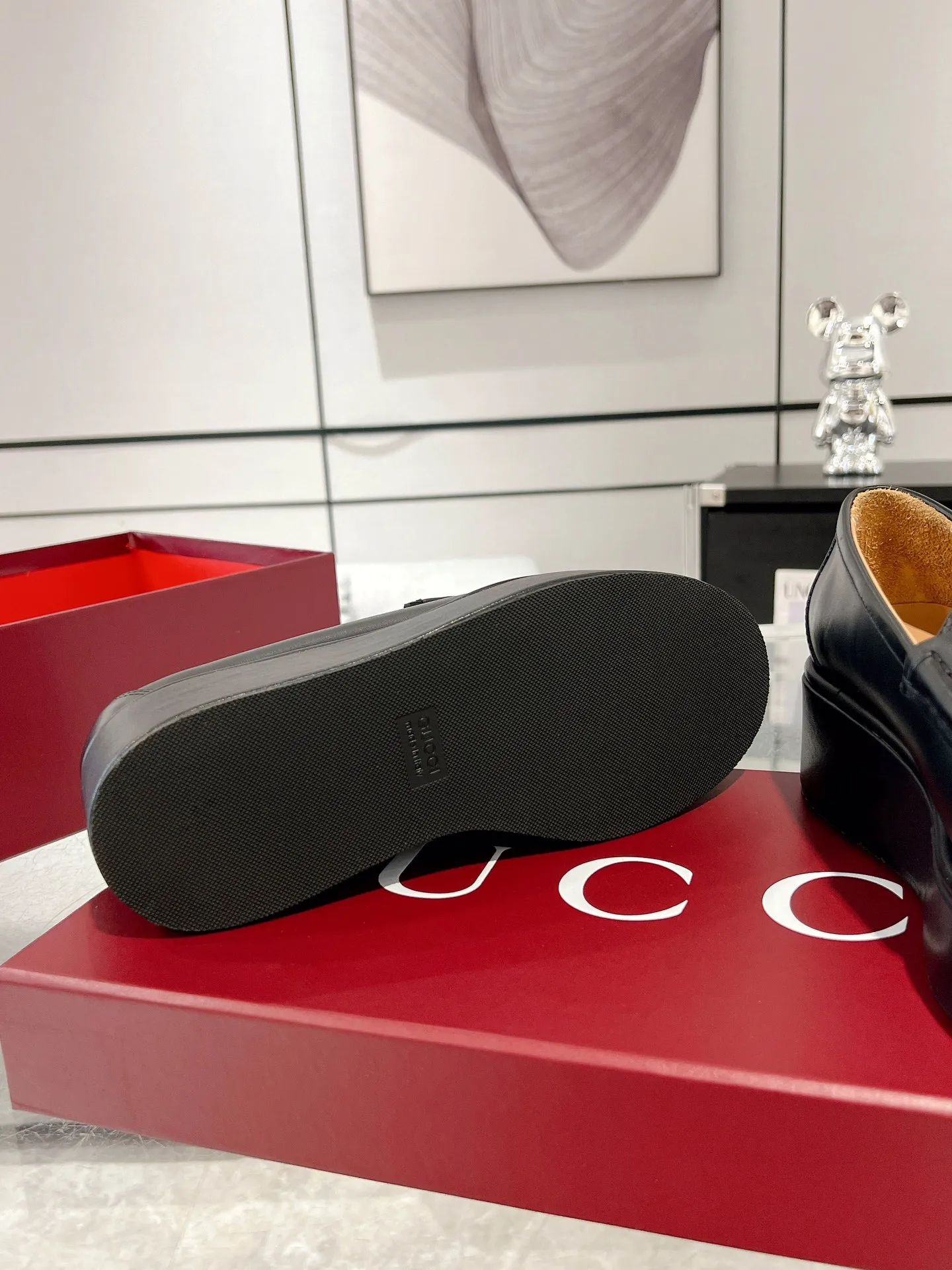 👟👟Ex-factory price 640👟👟 Leather surface 💰Gucci’s latest women’s horsebit wedge loafers ❗️❗️ Original purchase, development and production. The brand’s classic elements inject timeless style into this exquisite horsebit loafer. Glossy leather is paired with light gold-tone hardware. Wedge detailing adds a personal touch to a classic style. Original customized cowhide. Original customized soft sheepskin lining. Original molded leather with rubber outsole. Bottom thickness: 2.5CM in the front and 5cm in the back. Number of yards: 35-41 (custom-made 40 and 41 are non-refundable)